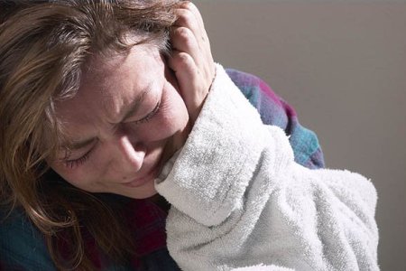 Женщина: боль в ушах при отите