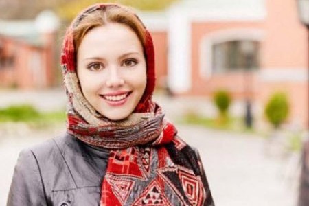 Женщина в платке: беременным можно ходить в церковь.
