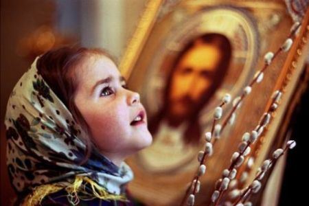 Девочка в церкви: беременной можно венчаться и становиться крестной матерью.