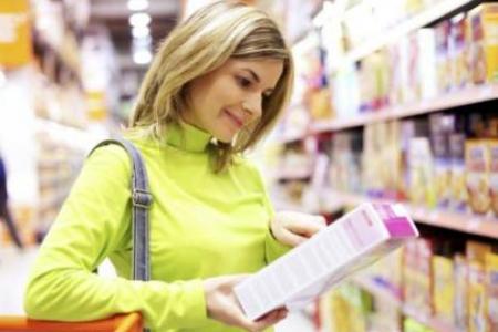 Женщина в магазине: меню для беременных по триместрам должно исключать химические добавки в пище
